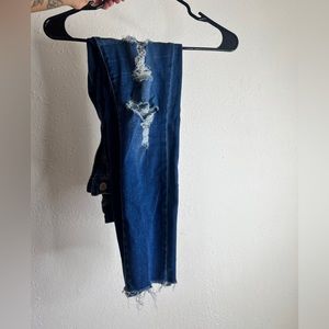 COMFORTABLE RIPPED SKINNY JEANS